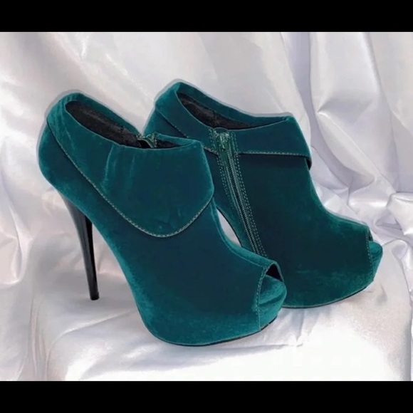 Green Hottie Thotties Heels - Picture 2 of 5